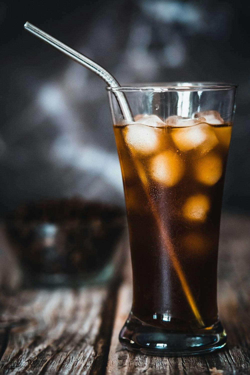 Cold brew con hielo en vaso alto