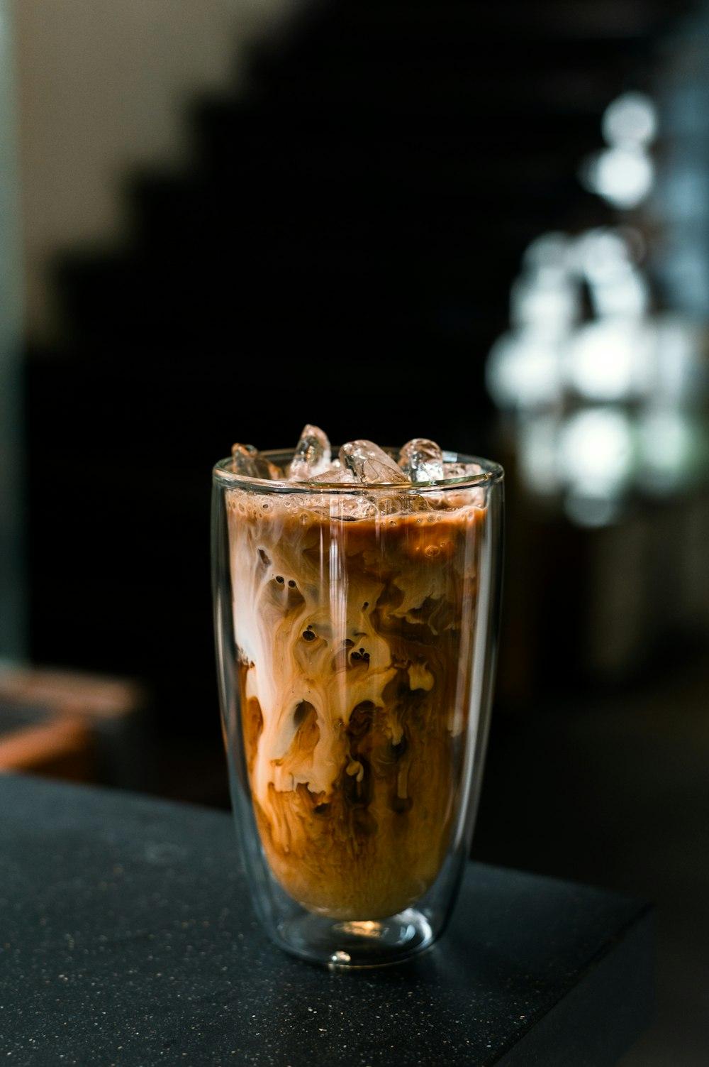 Latte helado en vaso de vidrio